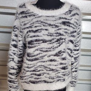 Mudd Fuzzy Sweater Size small NWT Eyelash crew Pullover